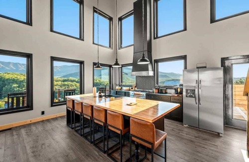Cosby Cabina | Mt Sunshine - Infinity Pool, Sleeps 22, 12 Beds