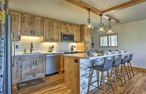 Dillon Condominio | Mtn/Lake Views & 3 Mi to Skiing: Dillon Condo