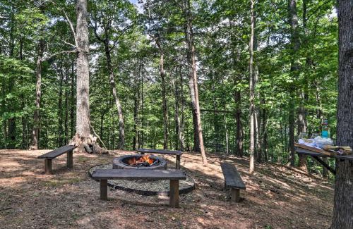Gatlinburg - Pigeon Forge Casa | Mtn-View Cabin with Hot Tub in Sevierville!