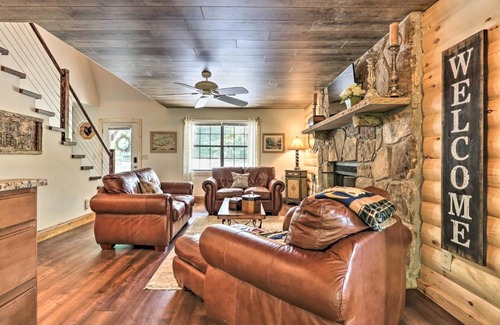Gatlinburg - Pigeon Forge Casa | Mtn-View Cabin with Hot Tub in Sevierville!