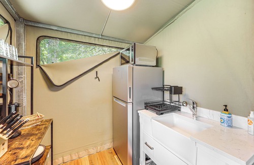 Vilas Cabina | Mtn-View Deck: Scenic Glamping Getaway Near Boone!