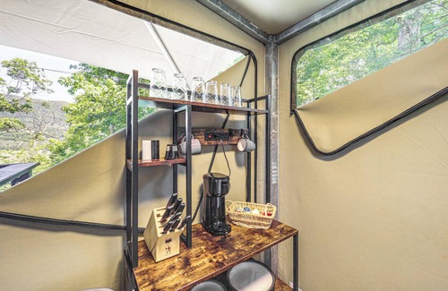 Vilas Cabina | Mtn-View Deck: Scenic Glamping Getaway Near Boone!