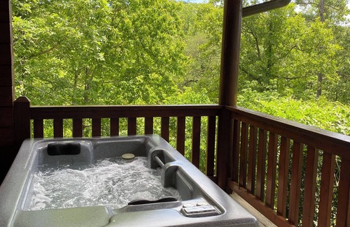 Gatlinburg - Pigeon Forge Cabina | Gran precio, cabaña de lujo, 2 millas a Pkwy, no hasta Mtn, tranquilo, privado, súper limpio