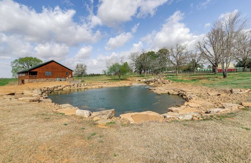 Fairfield Bay Cabaña | Mtn-view Shirley Pool House: Pets Welcome!