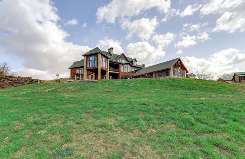 Fairfield Bay Cabaña | Mtn-view Shirley Pool House: Pets Welcome!