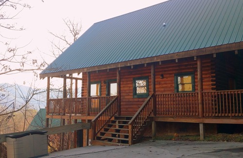 Gatlinburg - Pigeon Forge Cabina | ♡♡ Mtn View con fácil acceso, bañera de hidromasaje, WiFi, Smart TV y 10 minutos de atracciones ♡♡