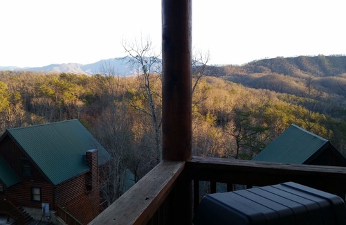 Gatlinburg - Pigeon Forge Cabina | ♡♡ Mtn View con fácil acceso, bañera de hidromasaje, WiFi, Smart TV y 10 minutos de atracciones ♡♡