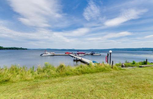 Newport Center Apartamento | Mtn Views and Pool Access Lake Memphremagog Condo!