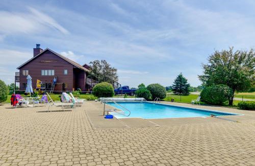 Newport Center Apartamento | Mtn Views and Pool Access Lake Memphremagog Condo!