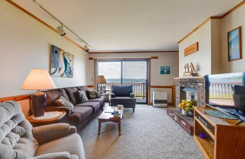 Newport Center Apartamento | Mtn Views and Pool Access Lake Memphremagog Condo!