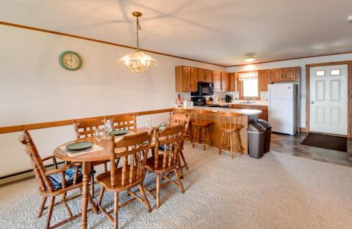 Newport Center Apartamento | Mtn Views and Pool Access Lake Memphremagog Condo!