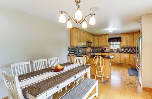 Swannanoa Casa | Blue Ridge Cabin on 6 Acres: Hot Tub & Mtn Views!