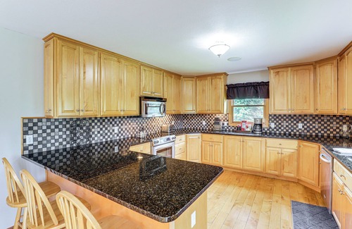 Swannanoa Casa | Blue Ridge Cabin on 6 Acres: Hot Tub & Mtn Views!