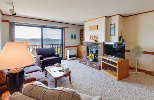 Newport Center Condominio | Mtn Views & Pool Access: Lake Memphremagog Condo!