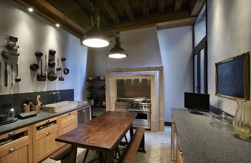 Castello Apartamento | Muazzo Palace: Balcón Canal duerme 8 gimnasio sauna. Pequeño depósito. Deposito de valijas