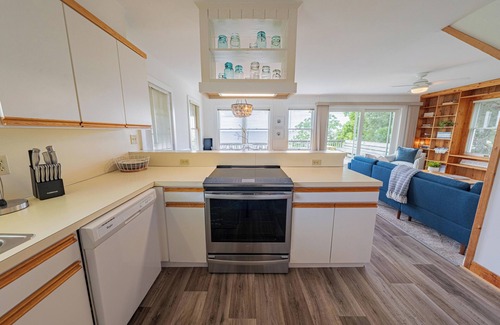 Duck Cabaña | Mucky Duck + Soundfront + Duck NC + Sanderlin Community with Pool