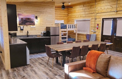 Hanksville Cabina | Muddy Creek Mining Company