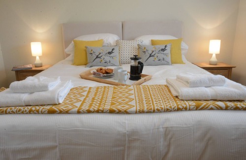 Halesworth Cabaña | MUDDY PIG, UBBESTON, pet friendly, with pool in Laxfield