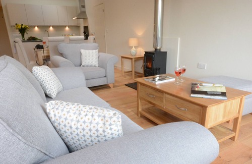 Halesworth Cabaña | MUDDY PIG, UBBESTON, pet friendly, with pool in Laxfield