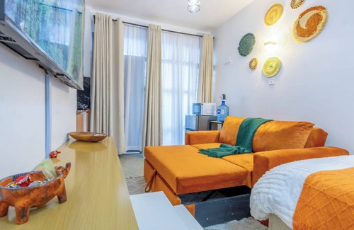 Nairobi Apartamento | Mukeni's studio with WiFi,netflix,sofa bed+bed, 5 min to TRM