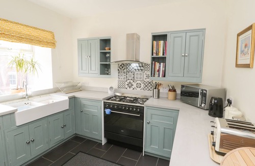 Hinderwell Cabaña | MULGRAVE HOUSE, pet friendly, character holiday cottage in Staithes