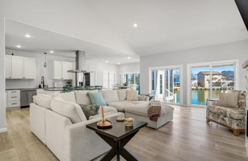 Greenbackville Casa | Mulligan Home - Waterfront, boat dock & community pools!