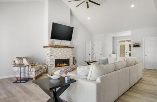 Greenbackville Casa | Mulligan Home - Waterfront, boat dock & community pools!