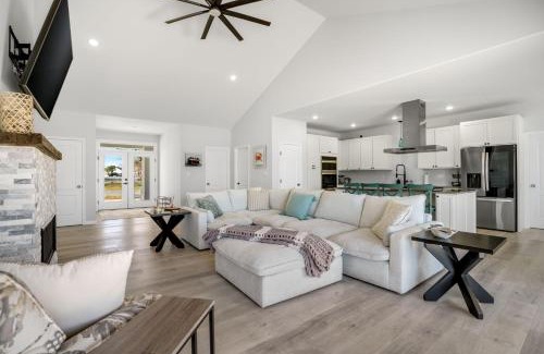 Greenbackville Casa | Mulligan Home - Waterfront, boat dock & community pools!