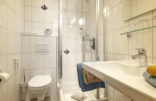 Schweich Casa | Multi-bed room with shower and WC - Hotel "Zum Stern"