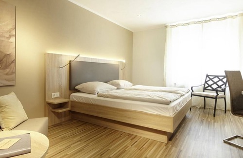 Schweich Casa | Multi-bed room with shower and WC - Hotel "Zum Stern"