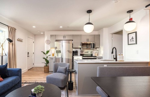 Hillsboro Village Condominio | Multi-Condo Building Sleeps 58 with 7 Units, 15 Bedrooms, 22 Beds & Free Parking