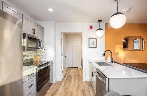 Hillsboro Village Condominio | Multi-Condo Building Sleeps 58 with 7 Units, 15 Bedrooms, 22 Beds & Free Parking