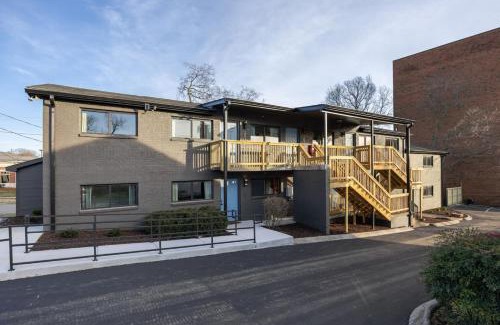 Hillsboro Village Casa | Multi-Condo Building with 7 Units 15 Bedrooms 22 Beds and Free Parking