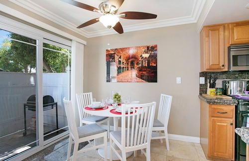 Downtown Condominio | Costa Mesa/Newport - Fast WiFI - Work Stations - Free Parking - Self Check In! (CM-1)