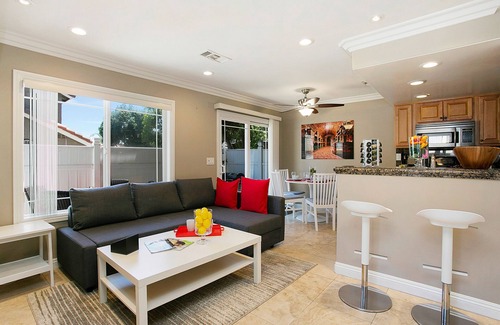 Downtown Condominio | Costa Mesa/Newport - Fast WiFI - Work Stations - Free Parking - Self Check In! (CM-1)
