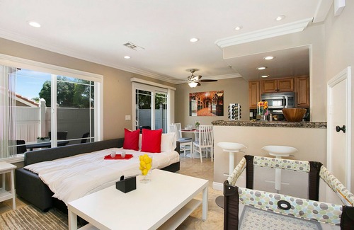 Downtown Condominio | Costa Mesa/Newport - Fast WiFI - Work Stations - Free Parking - Self Check In! (CM-1)