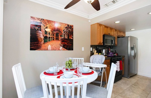 Downtown Condominio | Costa Mesa/Newport - Fast WiFI - Work Stations - Free Parking - Self Check In! (CM-1)