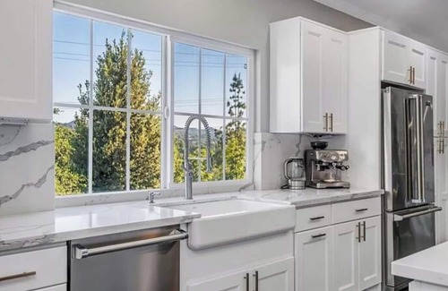 Woodland Hills Casa | Multi-Level 5BR Villa in Great Location- Must See!
