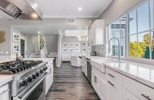 Woodland Hills Casa | Multi-Level 5BR Villa in Great Location- Must See!