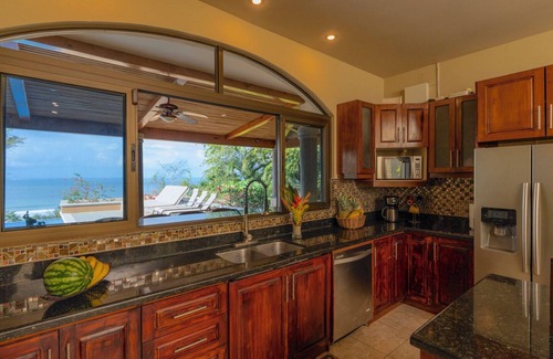 Dominical Villa | ¡Villa de varios niveles 6BR con excelente puesta de sol y vistas al mar!