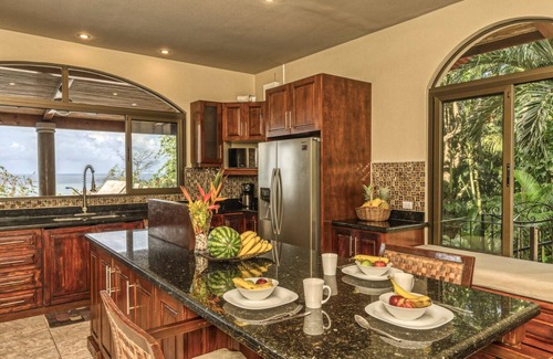 Dominical Villa | ¡Villa de varios niveles 6BR con excelente puesta de sol y vistas al mar!