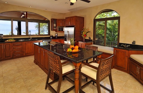 Dominical Villa | ¡Villa de varios niveles 6BR con excelente puesta de sol y vistas al mar!