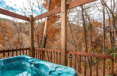 Townsend Cabina | Multi-level riverfront home w/water views, WiFi, game room, AC, private hot tub