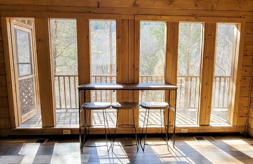 Townsend Cabina | Multi-level riverfront home w/water views, WiFi, game room, AC, private hot tub