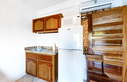 Caye Caulker Casa | Propiedad multi-suite para familias con piscina privada, bar en la piscina y kayaks