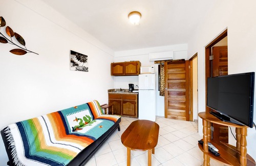 Caye Caulker Casa | Propiedad multi-suite para familias con piscina privada, bar en la piscina y kayaks