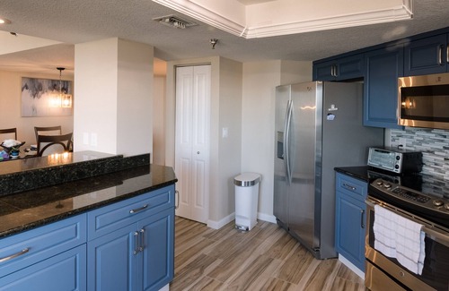 Daytona Beach Shores Condominio | Multiple balconies in spacious oceanfront beach Condo