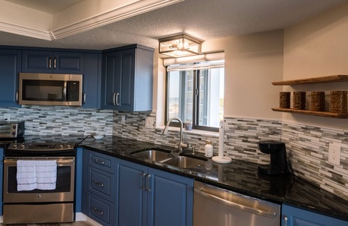 Daytona Beach Shores Condominio | Multiple balconies in spacious oceanfront beach Condo
