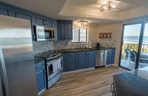 Daytona Beach Shores Condominio | Multiple balconies in spacious oceanfront beach Condo