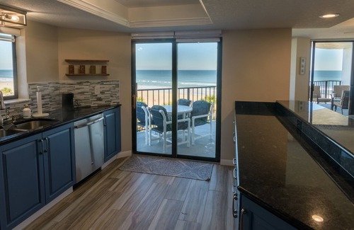 Daytona Beach Shores Condominio | Multiple balconies in spacious oceanfront beach Condo